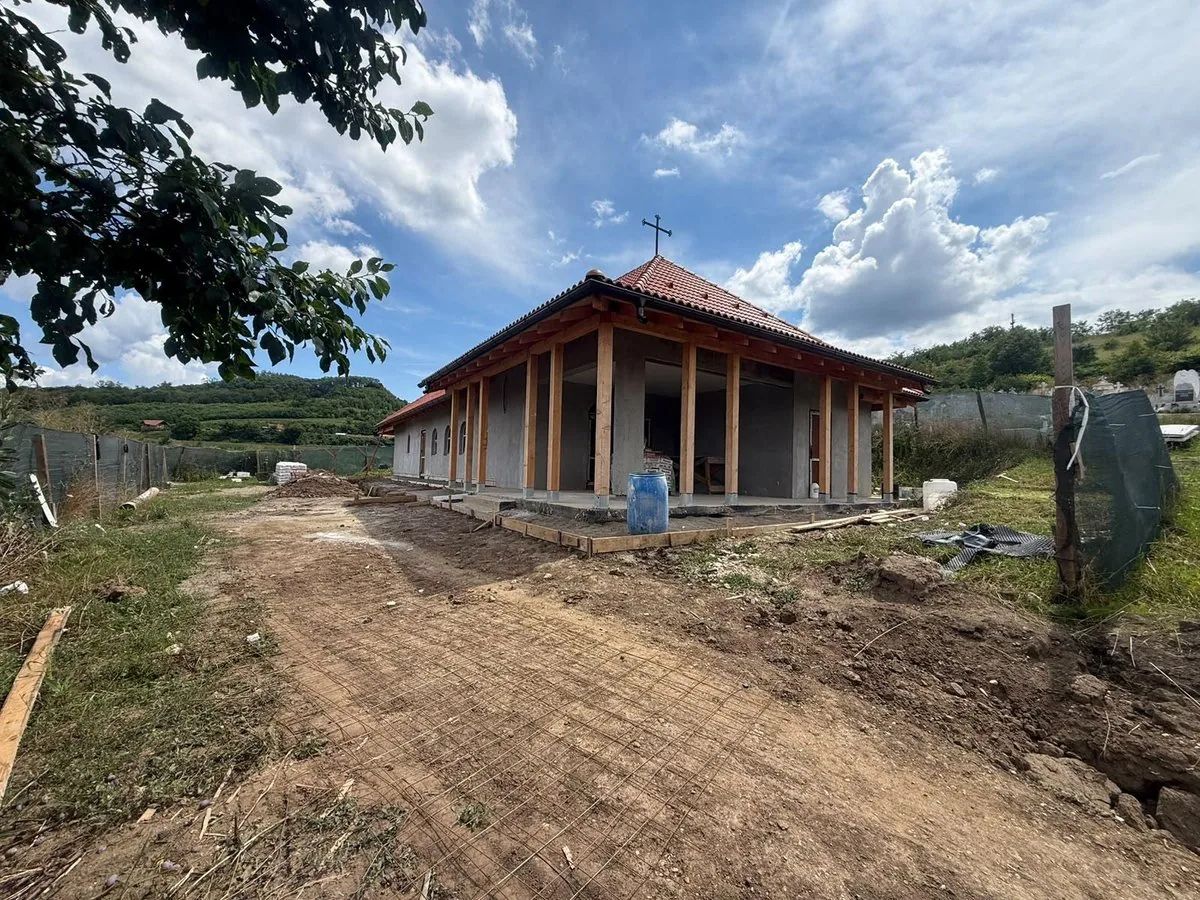 Capela Brateiu, vedere exterioară &icirc;n timpul lucrărilor TIN BUILDING