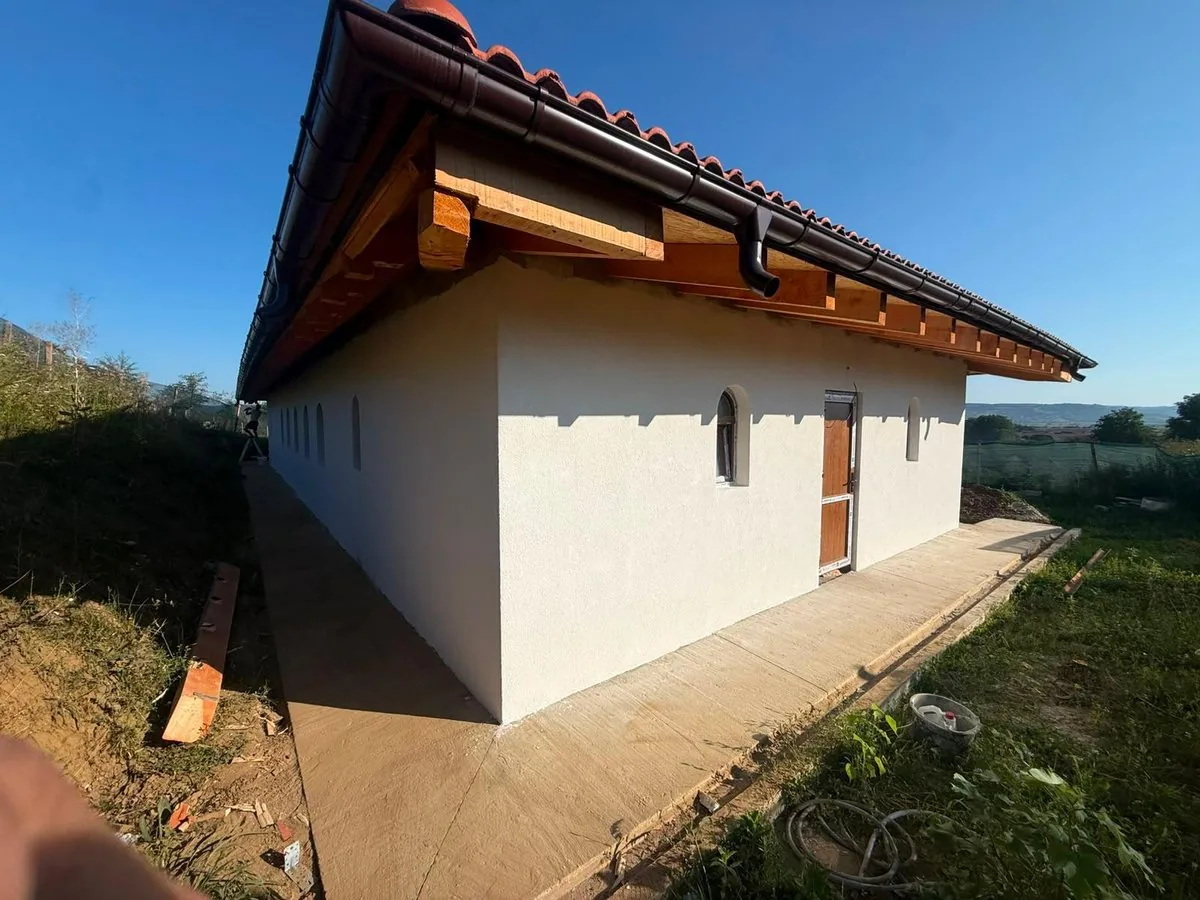 Capela Brateiu, fațadă finisată și trotuar perimetral