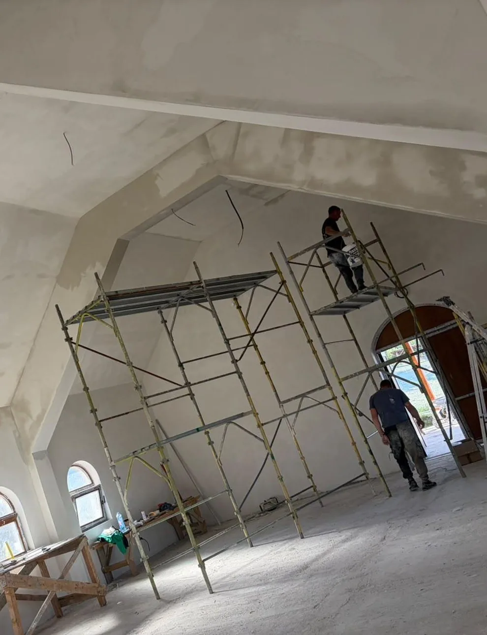 Echipa TIN BUILDING pe schelă la tencuieli și finisaje interioare